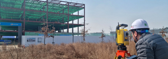 RTS(Robotic Total Stations·원격 조작 가능 측량 장비)로 골조의 시공오차를 측량하는 모습. [CJ대한통운 건설부문 제공]